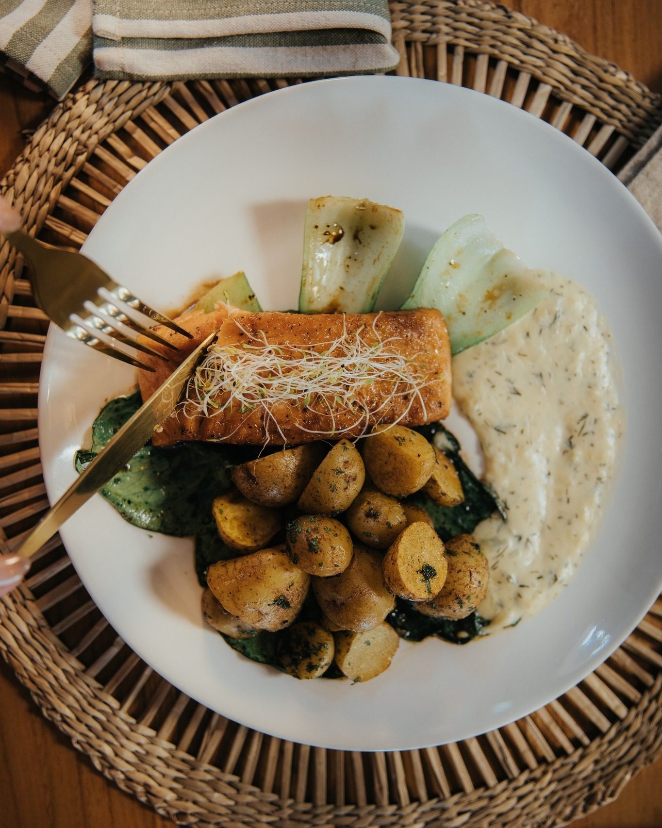 Plato de salmón con papas al horno visto desde arriba