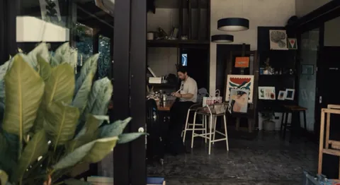 La galería de Blackbird con cuadros en exhibición y una persona trabajando en una mesa